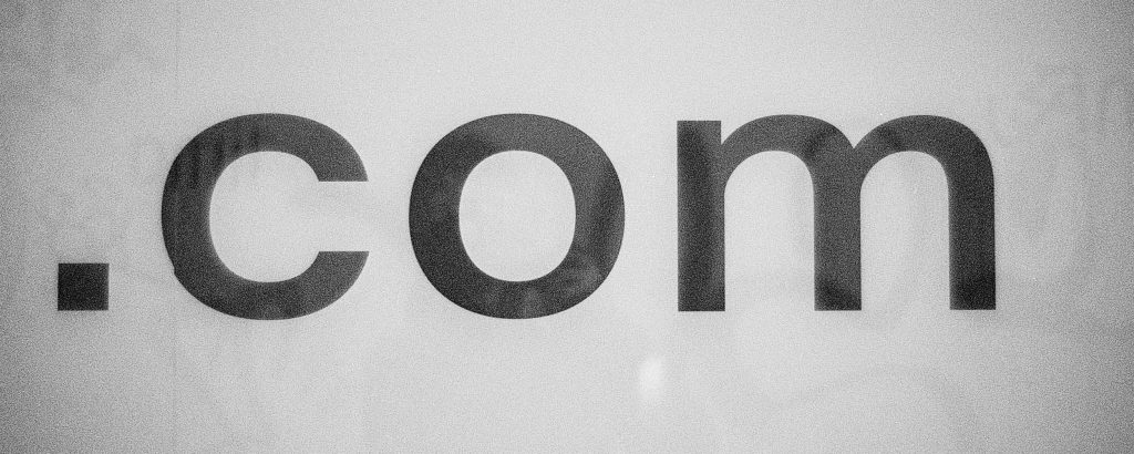a sign saying .com
